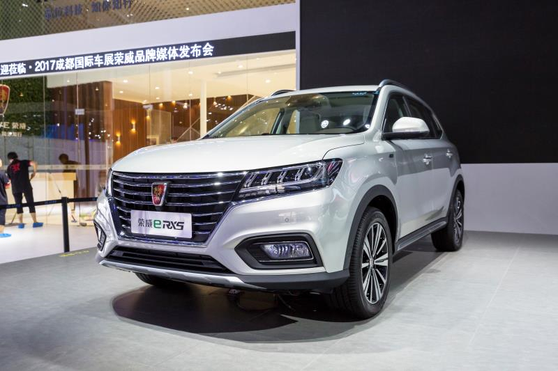 全新荣威950、荣威e950定义“高级轿车” 成都车展亮相售价16.88万起 互联网汽车上市一周年 系统升级带来颠覆式进化