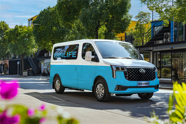 跑得猛、花得少、养得省、全场景！“全场景高价值轻客”上汽大通新途V80 9AT荣耀上市，全面高人一档